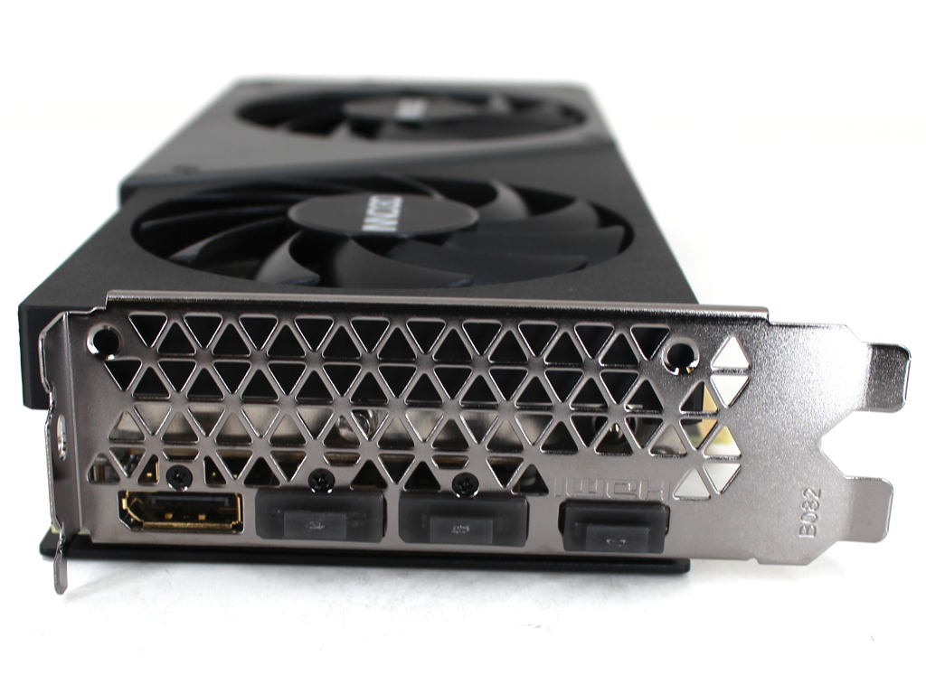 Am Slot-Bracket finden wir die üblichen Anschlüsse vor.