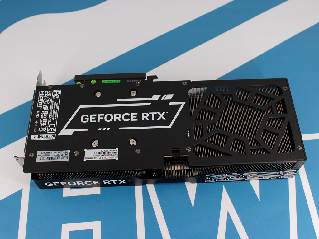 Eine große Backplate auf der Rückseite.