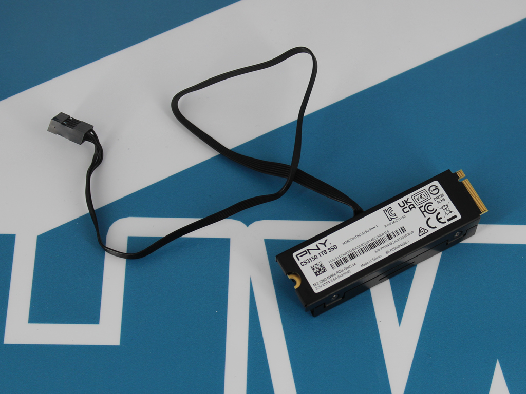 Die Unterseite zeigt die Backplate der Kühlung.