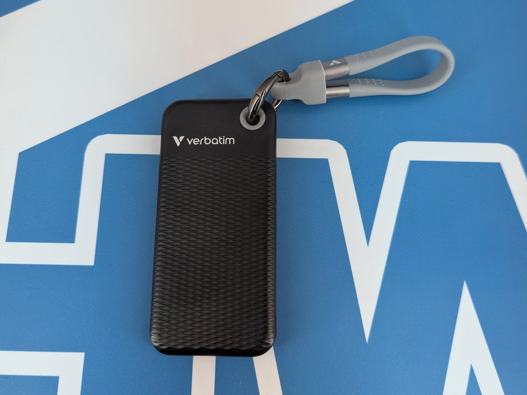 Die SSD mit Trageschlaufe (USB-Kabel).