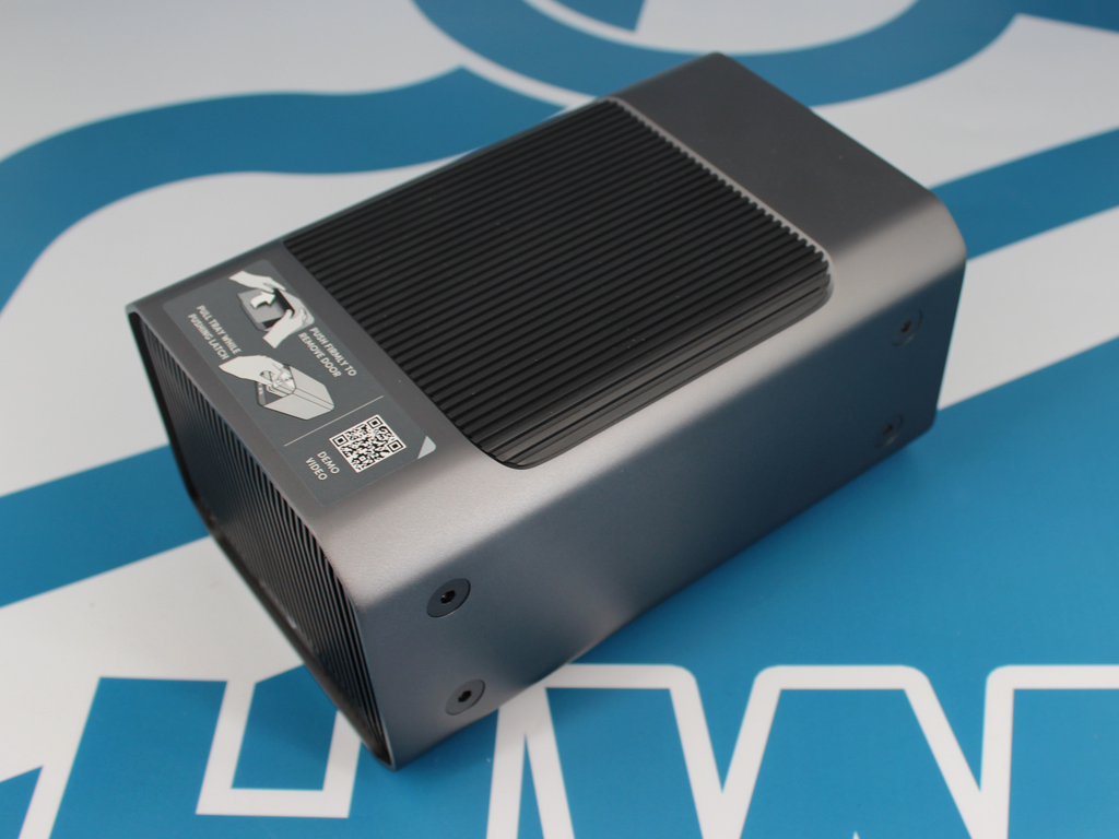 Das Logo an der Front kann optional per LEDs beleuchtet werden.