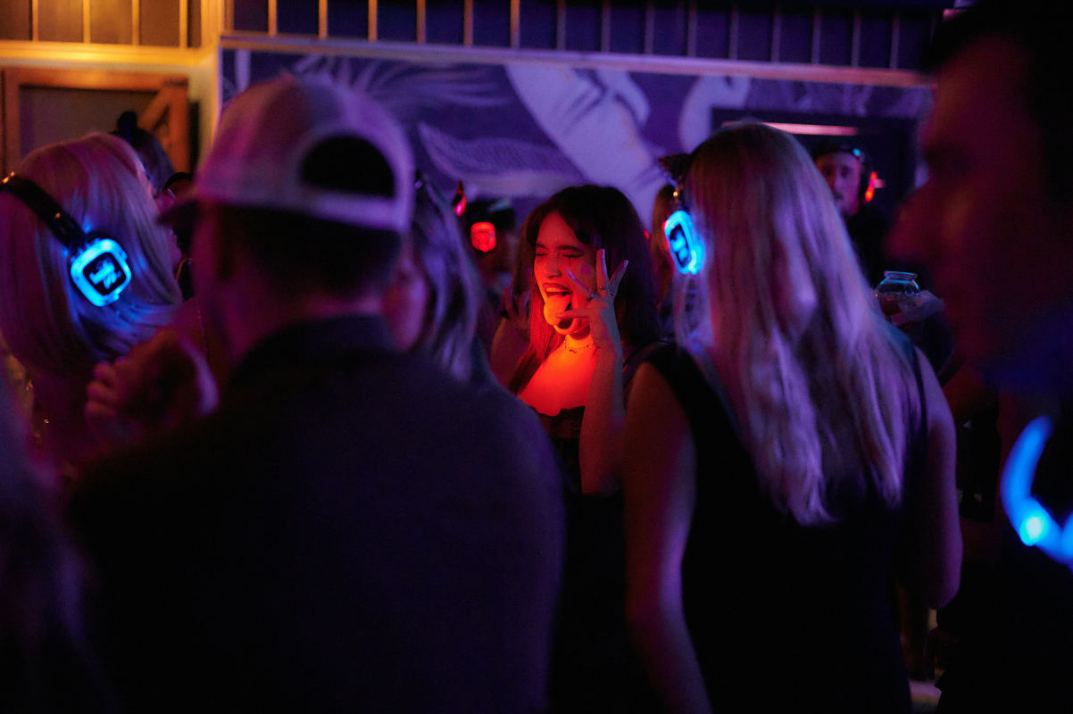 Eine Party, bei der alle tanzen, aber kein Laut aus den Boxen dröhnt?