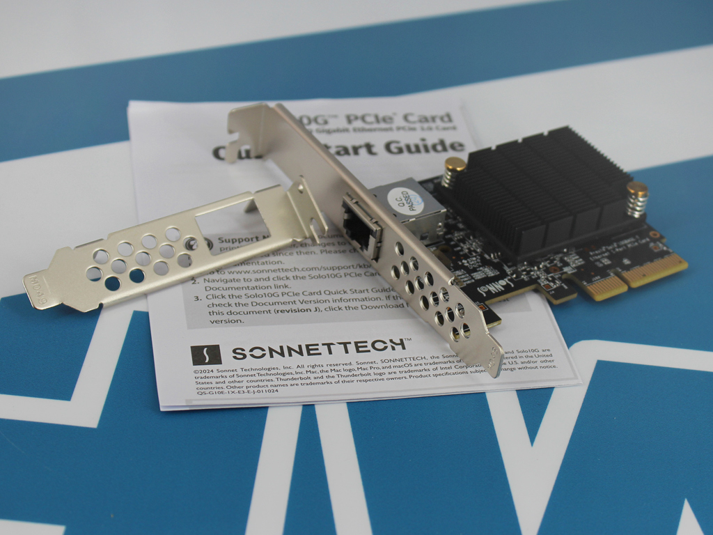 Im Lieferumfang sind Montagewinkel in Standard- und Low-Profile-Bauform enthalten.