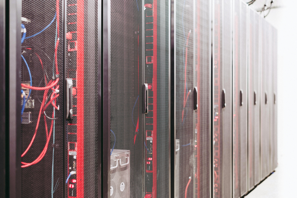 Eine solide Server-Infrastruktur bildet das Fundament jedes erfolgreichen Tech-Projekts.